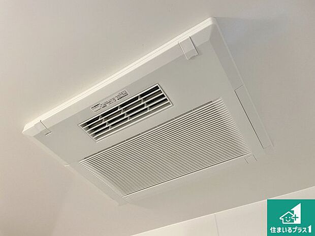 【浴室暖房乾燥機】四季を通して快適なバスライフをお手伝いする浴室暖房乾燥機！浴室の乾燥・暖房・涼風・換気はもちろん、２４時間換気にも対応！ 