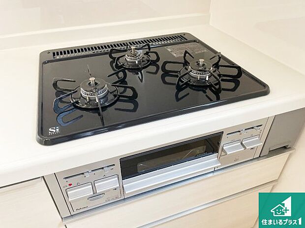 【コンロ】ダブル高火力Ｓｉセンサー付きコンロ！３口あるので、まとめて料理をする時も大活躍！
