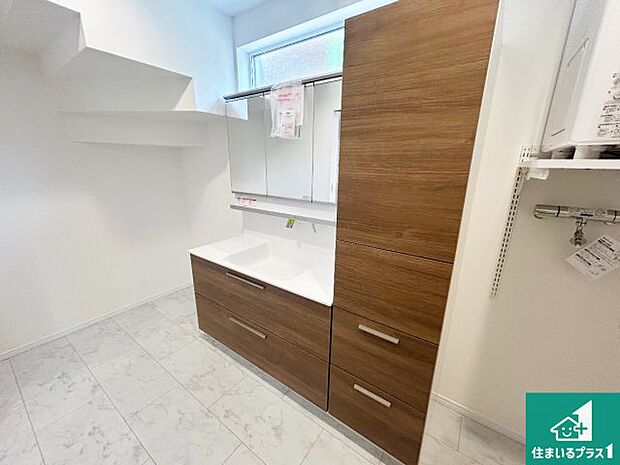 【独立洗面台】清潔感のある洗面台です。フラットな鏡は掃除がしやすく毎日清潔！鏡裏には収納があるのでスッキリとした洗面台が保てます。