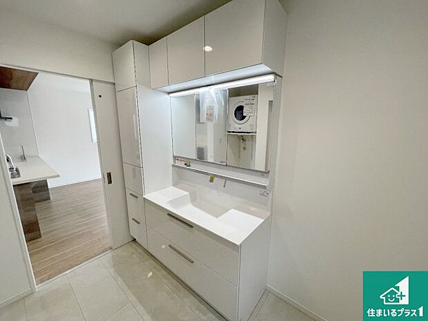 【独立洗面台】清潔感のある洗面台です。フラットな鏡は掃除がしやすく毎日清潔！鏡裏には収納があるのでスッキリとした洗面台が保てます。