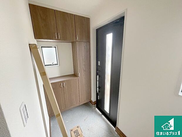 【玄関】シューズボックスにはたくさんの靴が収納できるので玄関周りはいつもスッキリ!ご家族が増えても安心!