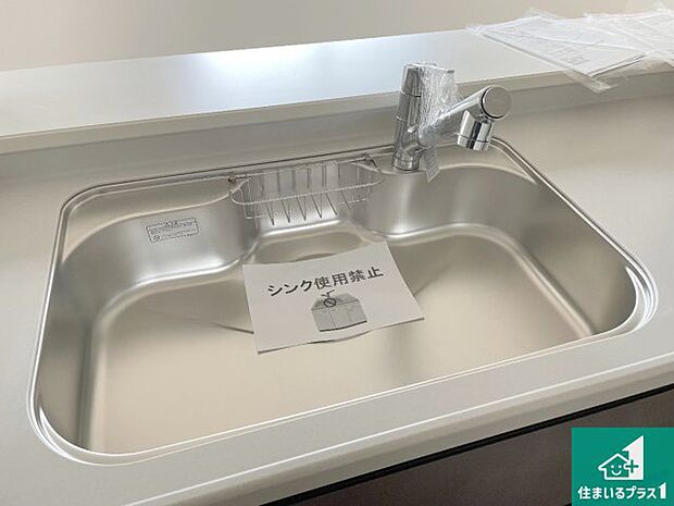 【キッチンシンク】蛇口の先端に浄水器を内蔵しています!原水と浄水、お湯と冷水、シャワーの切替えがワンタッチなので用途によって使い分けられます。