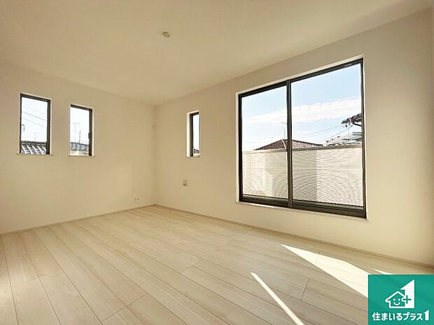 【洋室】シンプルな洋室は、自分好みのインテリアが楽しめます♪ご家族とインテリアや家具を選びに行くのは新築購入時の醍醐味の一つです。ぜひお楽しみください♪