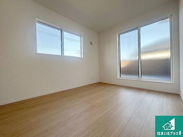 【洋室】シンプルな洋室は、自分好みのインテリアが楽しめます♪ご家族とインテリアや家具を選びに行くのは新築購入時の醍醐味の一つです。ぜひお楽しみください♪