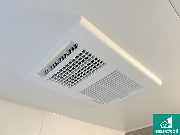 【浴室暖房乾燥機】四季を通して快適なバスライフをお手伝いする浴室暖房乾燥機！浴室の乾燥・暖房・涼風・換気はもちろん、２４時間換気にも対応！ 