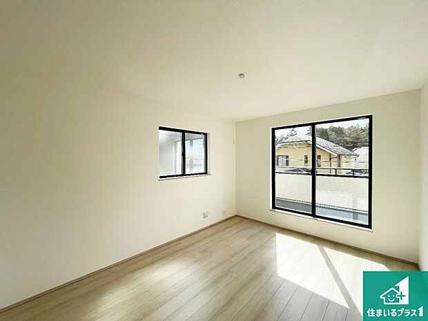 【洋室】シンプルな洋室は、自分好みのインテリアが楽しめます♪ご家族とインテリアや家具を選びに行くのは新築購入時の醍醐味の一つです。ぜひお楽しみください♪