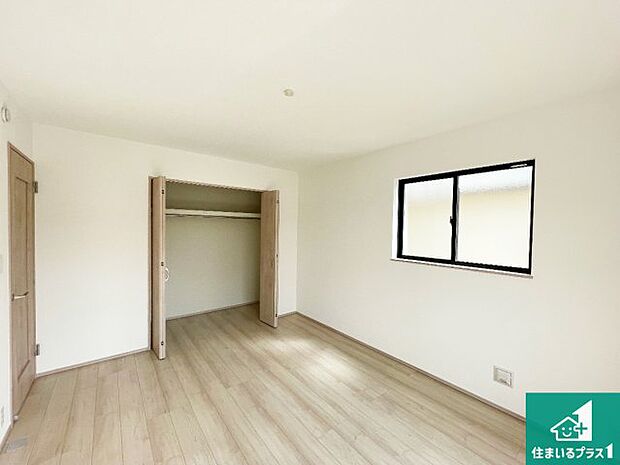 【洋室】シンプルな洋室は、自分好みのインテリアが楽しめます♪ご家族とインテリアや家具を選びに行くのは新築購入時の醍醐味の一つです。ぜひお楽しみください♪