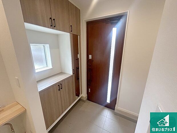 【玄関】シューズボックスにはたくさんの靴が収納できるので玄関周りはいつもスッキリ!ご家族が増えても安心!