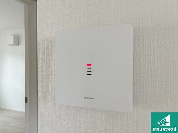 【カラーモニターインターホン】24時間録画機能搭載のインターホンで、防犯も来客対応もこれ1台。 訪問者の有無に関わらず玄関前を録画し、家族の安心を守ります。