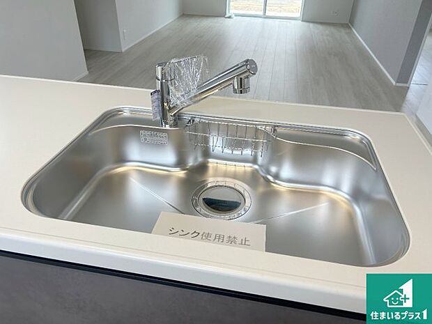 【キッチンシンク】蛇口の先端に浄水器を内蔵しています!原水と浄水、お湯と冷水、シャワーの切替えがワンタッチなので用途によって使い分けられます。