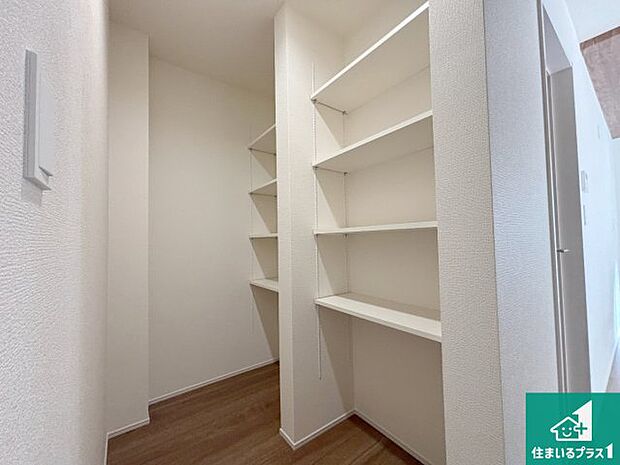 【玄関】シューズボックスにはたくさんの靴が収納できるので玄関周りはいつもスッキリ！ご家族が増えても安心！