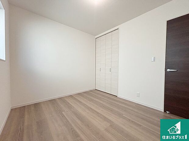 【洋室】シンプルな洋室は、自分好みのインテリアが楽しめます♪ご家族とインテリアや家具を選びに行くのは新築購入時の醍醐味の一つです。ぜひお楽しみください♪