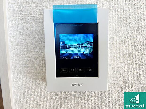 【カラーモニターインターホン】声だけでなく来訪者の姿や顔がモニターで確認できるので、小さなお子様がいらっしゃるご家庭でも安心できます!