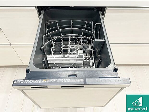 【食器洗浄乾燥機】食事後の一仕事、食器洗いをボタン一つでお任せできちゃいます！場所を取らないビルトイン式なので、お料理スペースもしっかり確保！