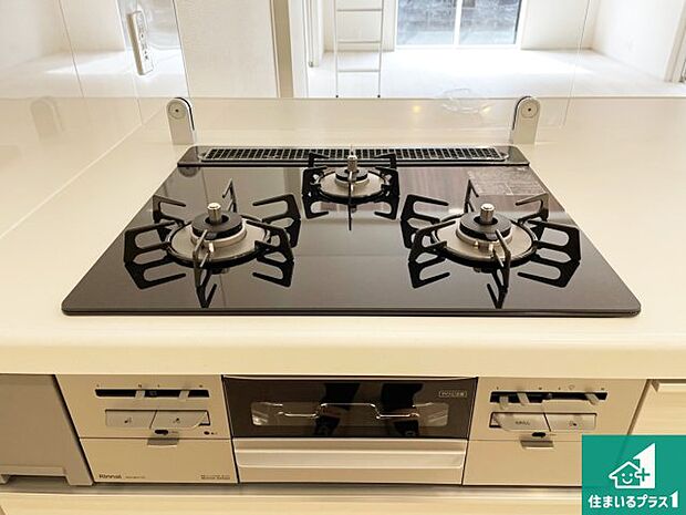 【コンロ】ダブル高火力Ｓｉセンサー付きコンロ！３口あるので、まとめて料理をする時も大活躍！