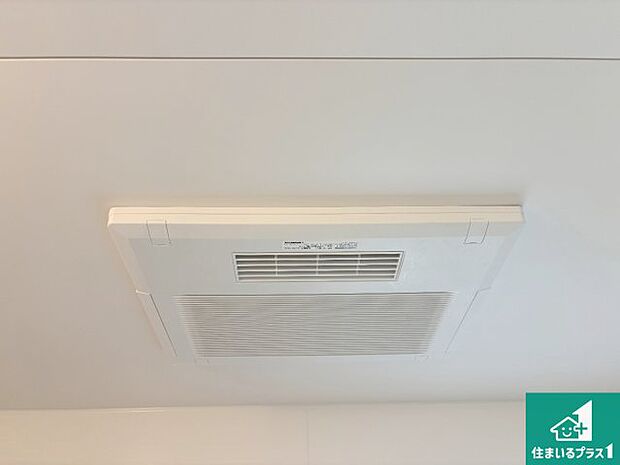 【浴室暖房乾燥機】四季を通して快適なバスライフをお手伝いする浴室暖房乾燥機！浴室の乾燥・暖房・涼風・換気はもちろん、２４時間換気にも対応！ 