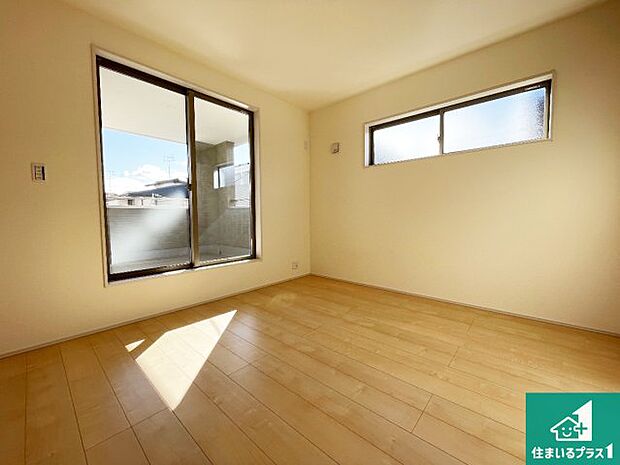 【洋室】シンプルな洋室は、自分好みのインテリアが楽しめます♪ご家族とインテリアや家具を選びに行くのは新築購入時の醍醐味の一つです。ぜひお楽しみください♪