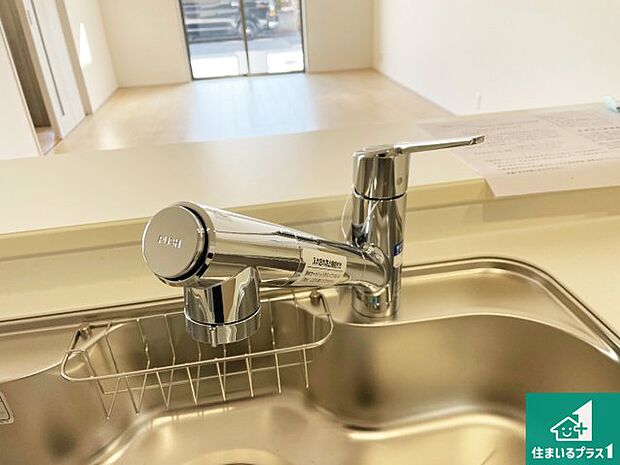 【キッチン水栓】浄水器を内蔵！炊飯時、お茶を作る時に安心してお水を使えます！お湯と冷水、浄水と原水、シャワーの切替えもワンタッチです！