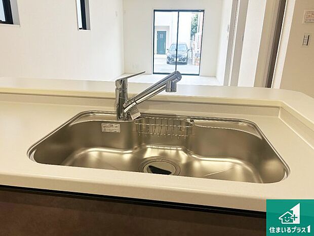 【キッチンシンク】蛇口の先端に浄水器を内蔵しています!原水と浄水、お湯と冷水、シャワーの切替えがワンタッチなので用途によって使い分けられます。
