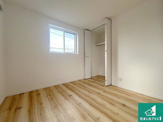 【洋室】シンプルな洋室は、自分好みのインテリアが楽しめます♪ご家族とインテリアや家具を選びに行くのは新築購入時の醍醐味の一つです。ぜひお楽しみください♪