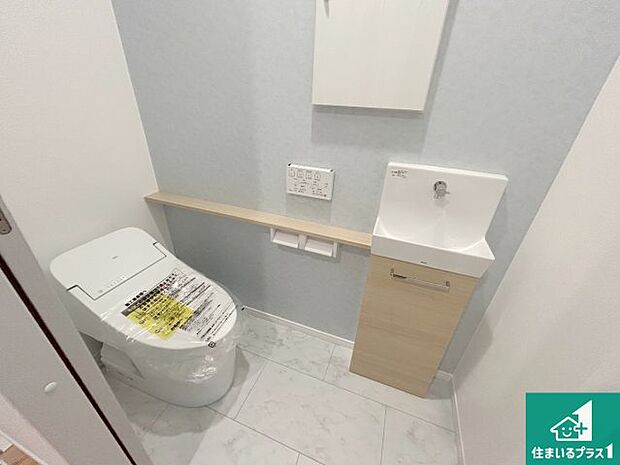 【トイレ】1・2階の2ヶ所にあるので、朝の忙しい時間の順番待ちもなく、深夜の利用にも大変便利です。