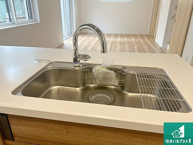 【キッチンシンク】蛇口の先端に浄水器を内蔵しています!原水と浄水、お湯と冷水、シャワーの切替えがワンタッチなので用途によって使い分けられます。