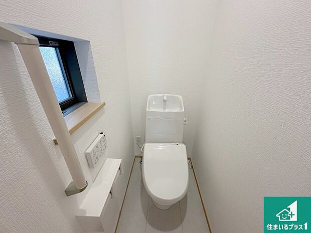 【トイレ】1・2階の2ヶ所にあるので、朝の忙しい時間の順番待ちもなく、深夜の利用にも大変便利です。