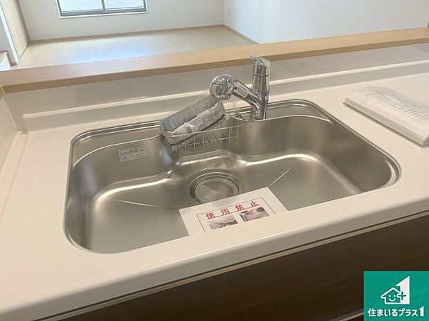 【キッチンシンク】蛇口の先端に浄水器を内蔵しています!原水と浄水、お湯と冷水、シャワーの切替えがワンタッチなので用途によって使い分けられます。