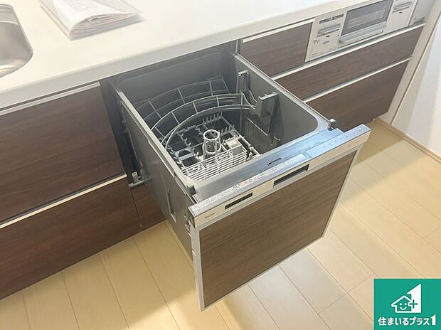【食洗機】食事後の一仕事、食器洗いをボタン一つでお任せできちゃいます!場所を取らないビルトイン式なので、お料理スペースもしっかり確保!