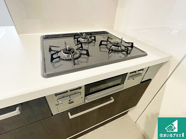 【コンロ】ダブル高火力Ｓｉセンサー付きコンロ！３口あるので、まとめて料理をする時も大活躍！