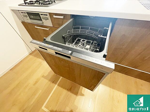【食器洗浄乾燥機】食事後の一仕事、食器洗いをボタン一つでお任せできちゃいます！場所を取らないビルトイン式なので、お料理スペースもしっかり確保！