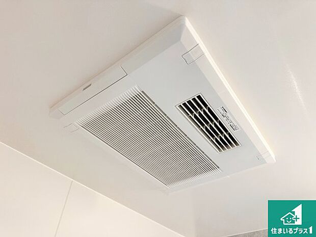【浴室暖房乾燥機】四季を通して快適なバスライフをお手伝いする浴室暖房乾燥機!浴室の乾燥・暖房・涼風・換気はもちろん、24時間換気にも対応!