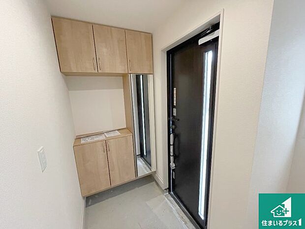 【玄関】シューズボックスにはたくさんの靴が収納できるので玄関周りはいつもスッキリ！ご家族が増えても安心！