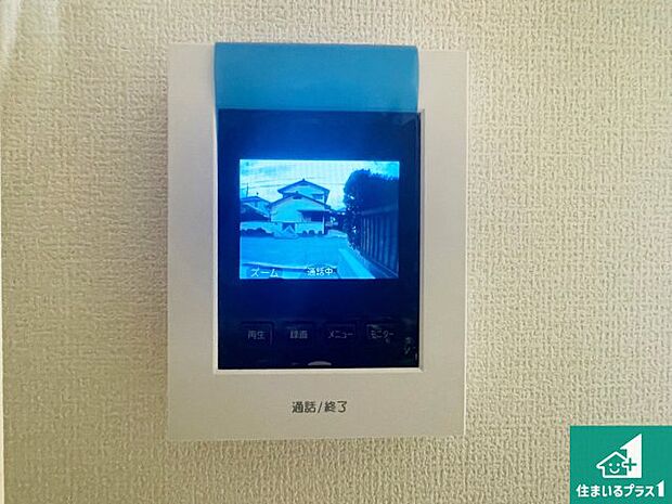 【カラーモニターインターホン】声だけでなく来訪者の姿や顔がモニターで確認できるので、小さなお子様がいらっしゃるご家庭でも安心できます！