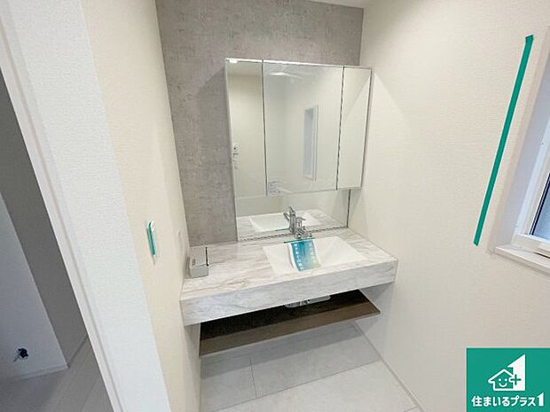 【独立洗面台】清潔感のある洗面台です。フラットな鏡は掃除がしやすく毎日清潔！鏡裏には収納があるのでスッキリとした洗面台が保てます。