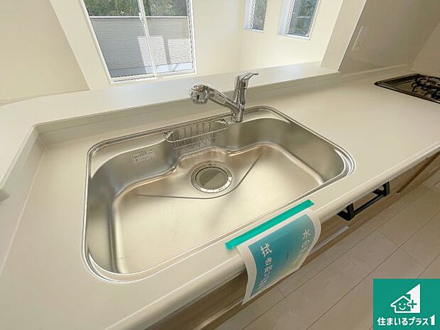 【キッチンシンク】蛇口の先端に浄水器を内蔵しています！原水と浄水、お湯と冷水、シャワーの切替えがワンタッチなので用途によって使い分けられます。