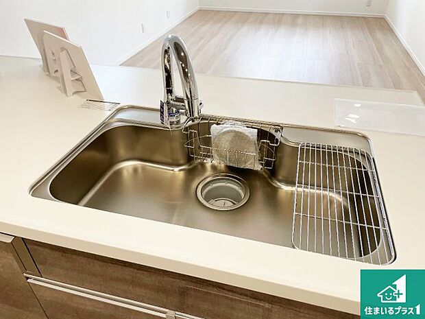 【キッチンシンク】蛇口の先端に浄水器を内蔵しています！原水と浄水、お湯と冷水、シャワーの切替えがワンタッチなので用途によって使い分けられます。