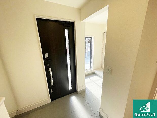 【玄関】シューズボックスにはたくさんの靴が収納できるので玄関周りはいつもスッキリ！ご家族が増えても安心！