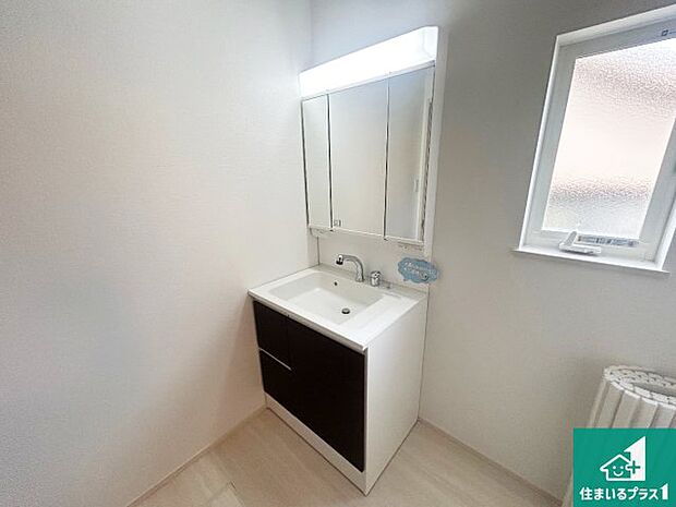 【独立洗面台】清潔感のある洗面台です。フラットな鏡は掃除がしやすく毎日清潔！鏡裏には収納があるのでスッキリとした洗面台が保てます。