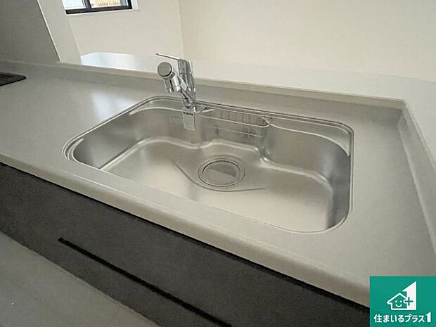 【キッチンシンク】蛇口の先端に浄水器を内蔵しています!原水と浄水、お湯と冷水、シャワーの切替えがワンタッチなので用途によって使い分けられます。