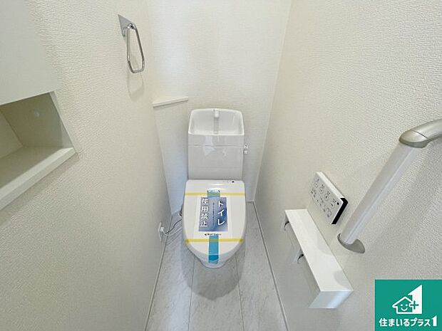 【トイレ】1・2階の2ヶ所にあるので、朝の忙しい時間の順番待ちもなく、深夜の利用にも大変便利です。