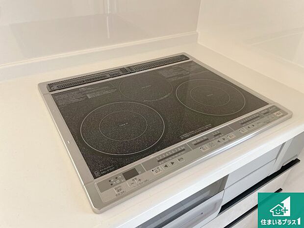 【コンロ】火を使わないので、安心なＩＨコンロ！でこぼこが無い構造なので、掃除もしやすく清潔に保てます！