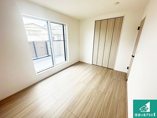 【洋室】シンプルな洋室は、自分好みのインテリアが楽しめます♪ご家族とインテリアや家具を選びに行くのは新築購入時の醍醐味の一つです。ぜひお楽しみください♪