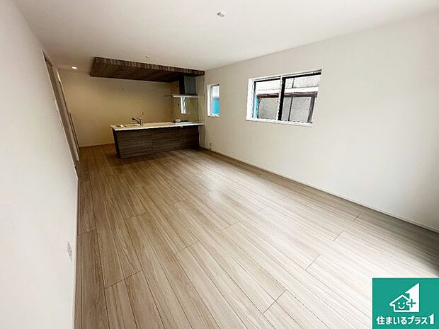 【居間・リビング】日当たり良好の明るいリビングで朝の目覚めもスッキリできそう！対面キッチンでご家族のコミュニケーションも自然と増える設計！小さなお子様が遊ぶスペースを作っても広々とくつろげるLDK！