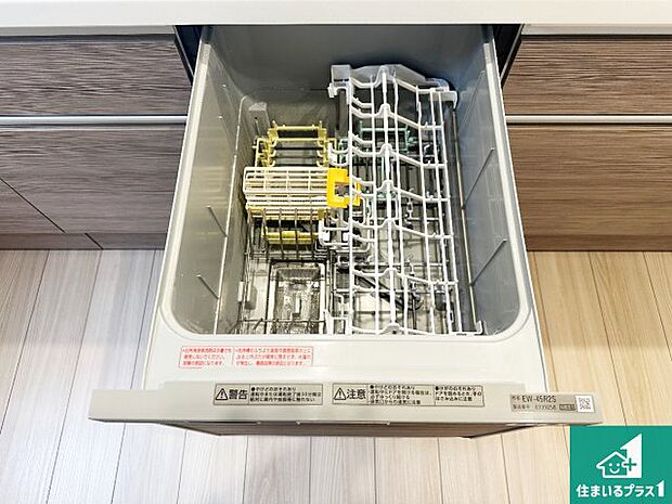 【食器洗浄乾燥機】食事後の一仕事、食器洗いをボタン一つでお任せできちゃいます！場所を取らないビルトイン式なので、お料理スペースもしっかり確保！