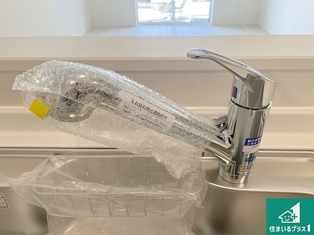 【キッチン水栓】浄水器を内蔵！炊飯時、お茶を作る時に安心してお水を使えます！お湯と冷水、浄水と原水、シャワーの切替えもワンタッチです！