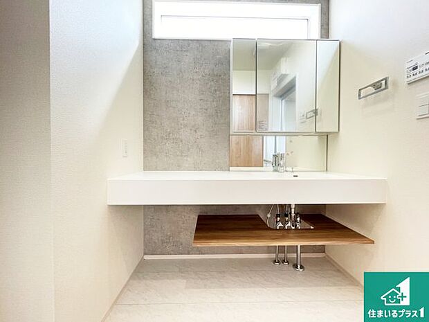 【独立洗面台】清潔感のある洗面台です。フラットな鏡は掃除がしやすく毎日清潔！鏡裏には収納があるのでスッキリとした洗面台が保てます。