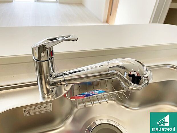 【浄水器付き水栓】蛇口の先端に浄水器を内蔵しています！原水と浄水、お湯と冷水、シャワーの切替えがワンタッチなので用途によって使い分けられます。