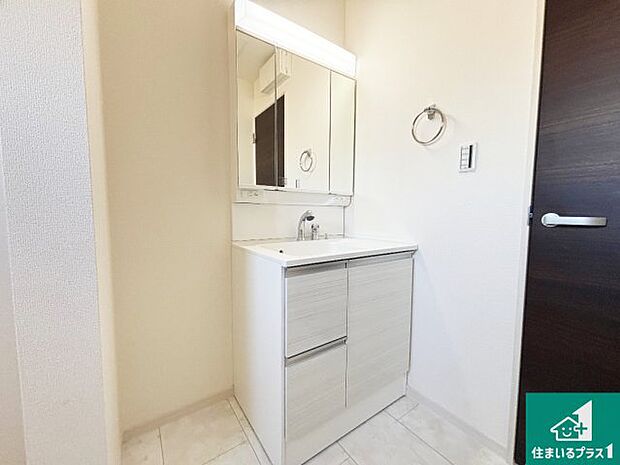 【独立洗面台】清潔感のある洗面台です。フラットな鏡は掃除がしやすく毎日清潔!鏡裏には収納があるのでスッキリとした洗面台が保てます。
