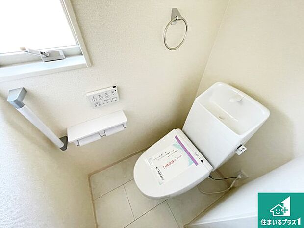 【トイレ】1・2階の2ヶ所にあるので、朝の忙しい時間の順番待ちもなく、深夜の利用にも大変便利です。